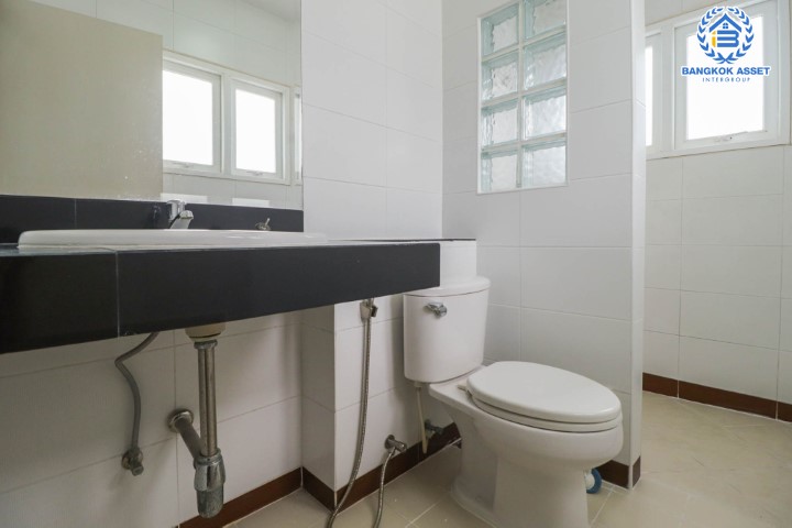 บ้านเดี่ยวมือสองย่านปทุมธานี ม.กฤษณา ติวานนท์-แจ้งวัฒนะ เนื้อที่กว้างขวางมากถึง 55 ตร.ว. ฟังก์ชัน 3 ห้องนอน 3 ห้องน้ำ 2 ที่จอดรถ บ้านสภาพสวย พร้อมอยู่ ทำเลดี เชื่อมสู่ใจกลางเมืองได้อย่างสะดวกสบาย ใกล้ทางด่วน "บางปะอิน-ปากเกร็ด"